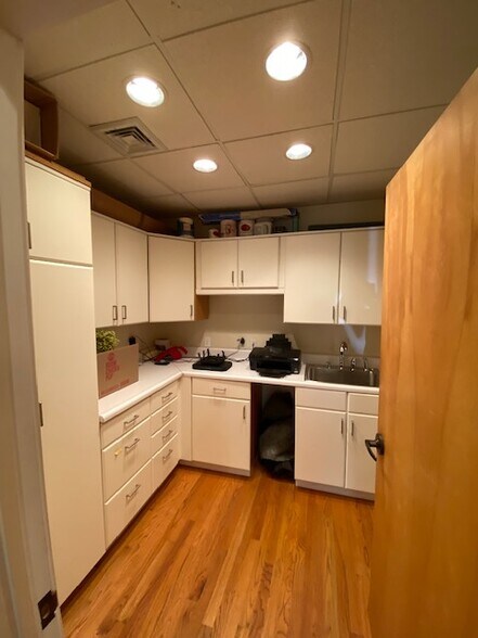 More Photos Of 166 Bunn Dr, Princeton Medical For Lease