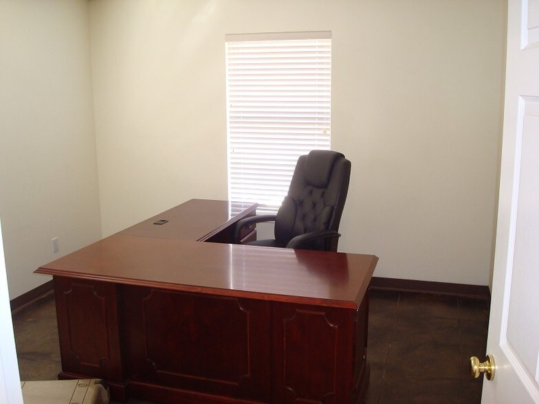 More Photos Of 10201 E Bankhead Hwy, Aledo Office For Lease