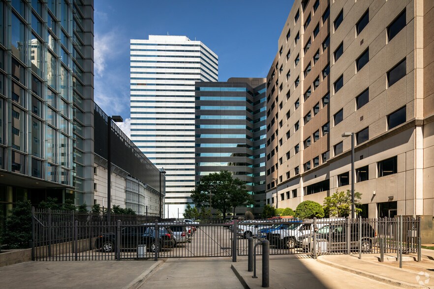 More Photos Of 101 N Robinson Ave, Oklahoma City Office For Lease