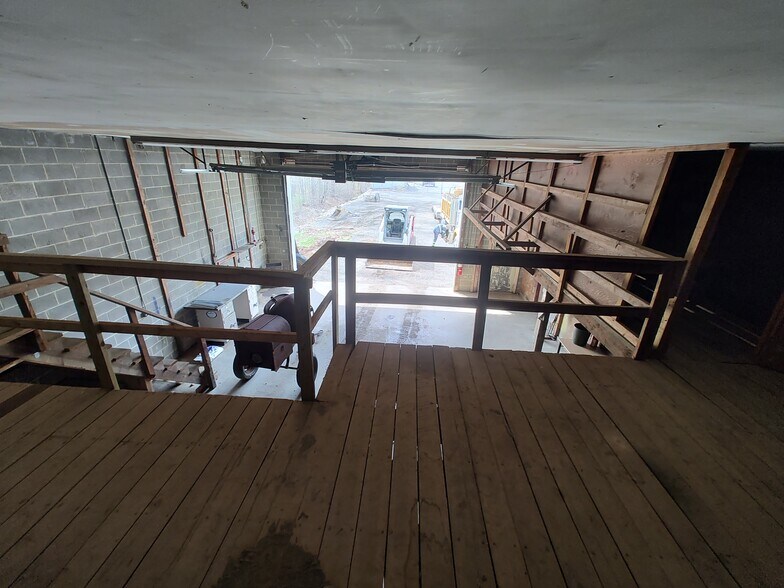More Photos Of 24380 Hollywood Rd, Hollywood Flex For Lease