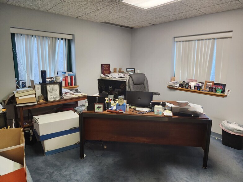 More Photos Of 399 Farmingdale Rd, West Babylon Warehouse For Lease