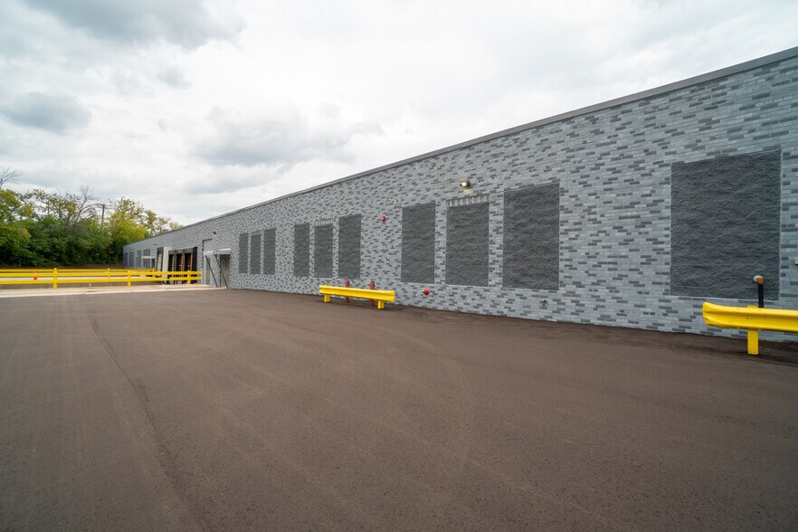 More Photos Of 5400 N Teutonia Ave, Milwaukee Warehouse For Lease