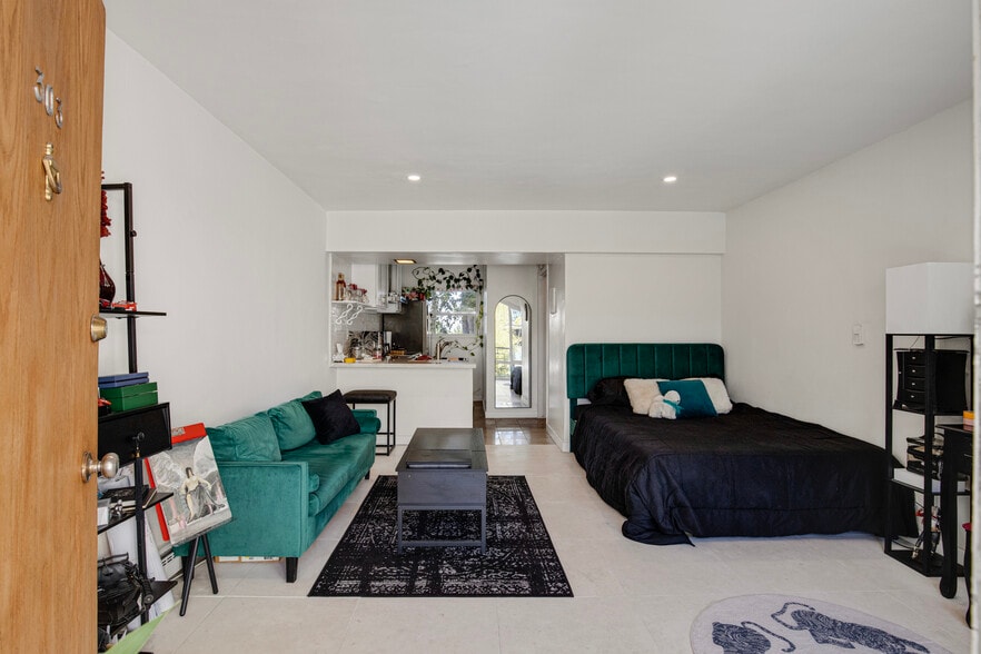 More Photos Of 1959 Grace Ave, Los Angeles Apartments For Sale