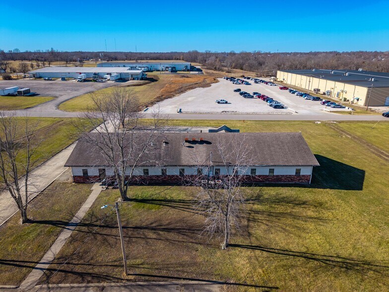 More Photos Of 604 Industrial Park Dr, Eldon Office For Sale