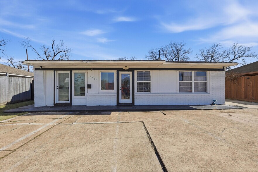 More Photos Of 2205 Strawberry Rd, Pasadena Flex For Sale