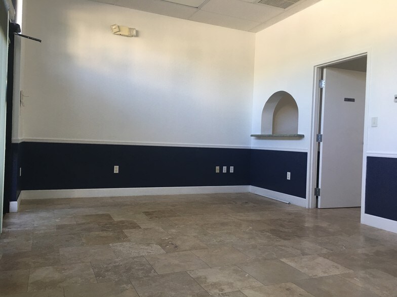 More Photos Of 925 S Military Trl, West Palm Beach Showroom For Lease