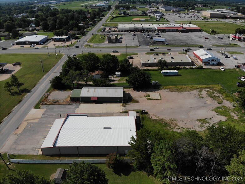 More Photos Of 106 N Lombard Ln, Skiatook Freestanding For Sale