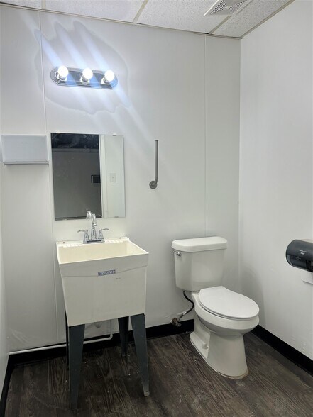 More Photos Of 801 Secretary Dr, Arlington Warehouse For Lease