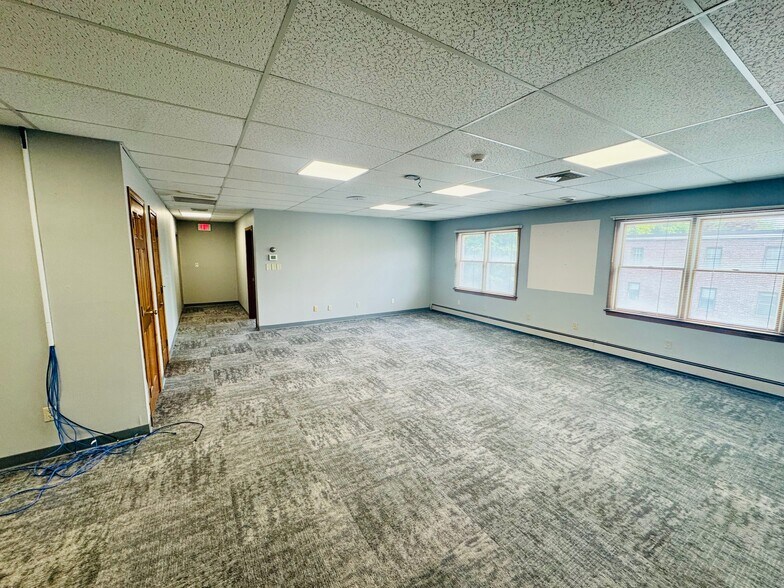 More Photos Of 985 Farmington Ave, Bristol Office For Lease