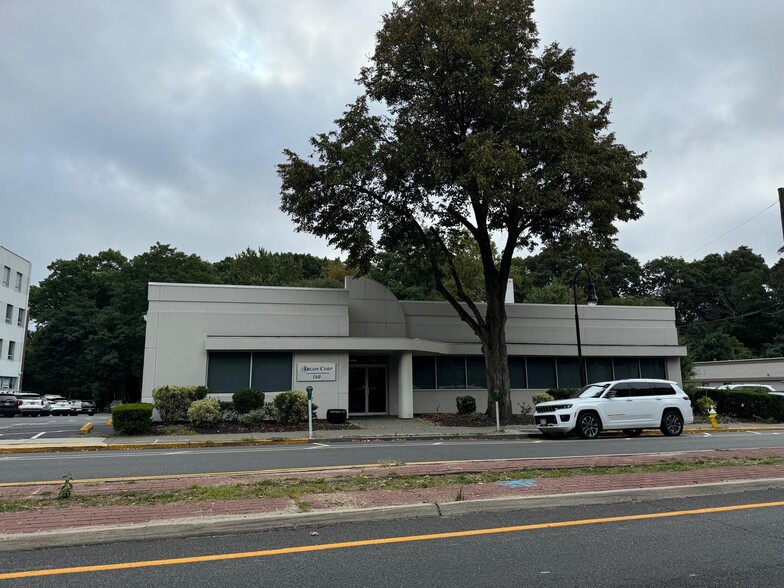 Primary Photo Of 160 Great Neck Rd, Great Neck Office For Lease