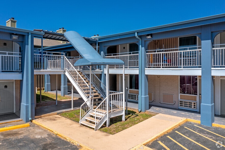 More Photos Of 1175 N Watson Rd, Arlington Hotel For Sale