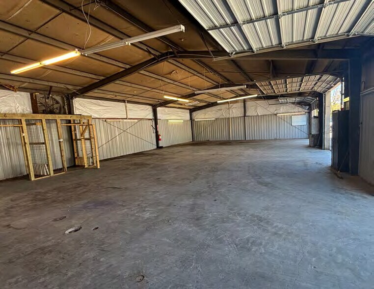 More Photos Of 422 S 40th St, Springdale Unknown For Lease