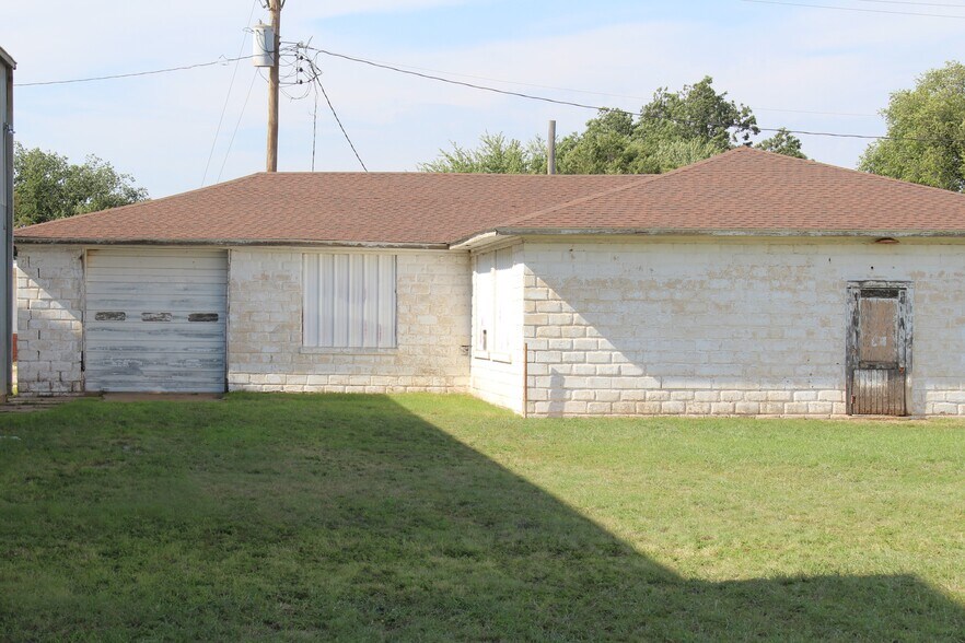 More Photos Of 1871 Elm, Waynoka Sports And Entertainment For Sale