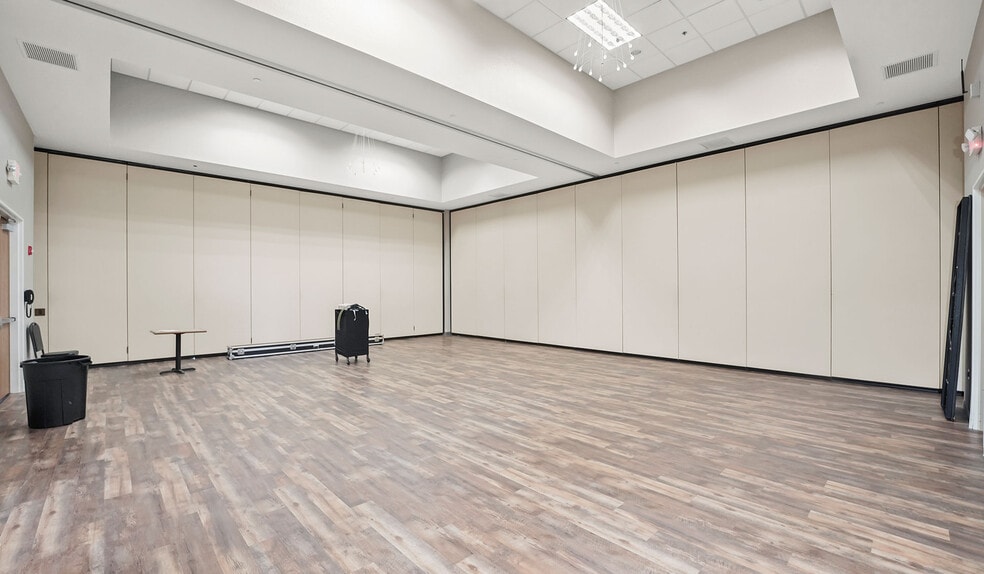 More Photos Of 725 Paradise Ln, Johnson Creek Hotel For Sale