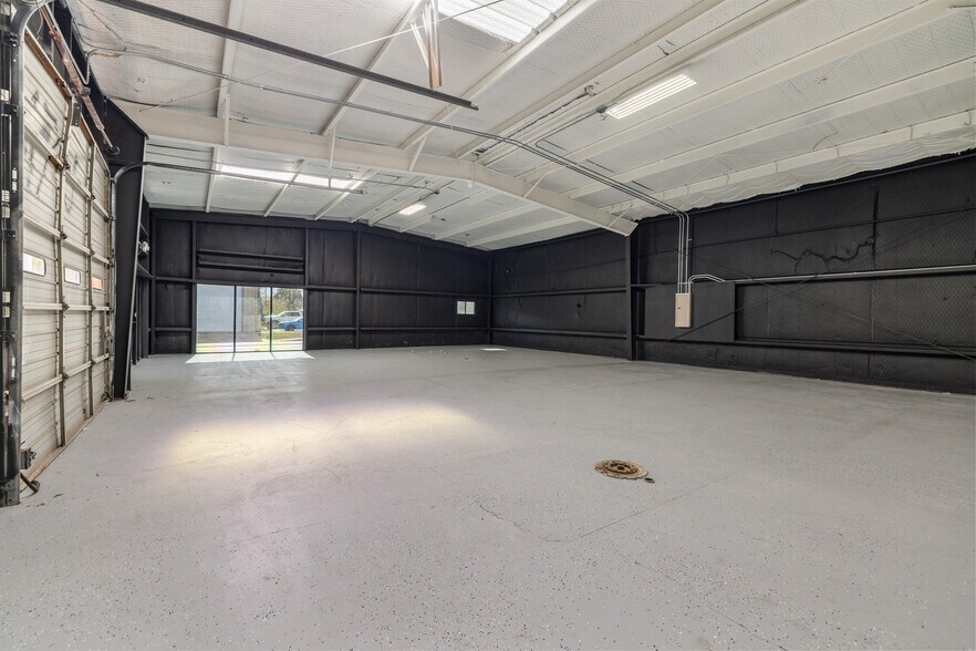 More Photos Of 408 S Main St, Lampasas Light Distribution For Sale