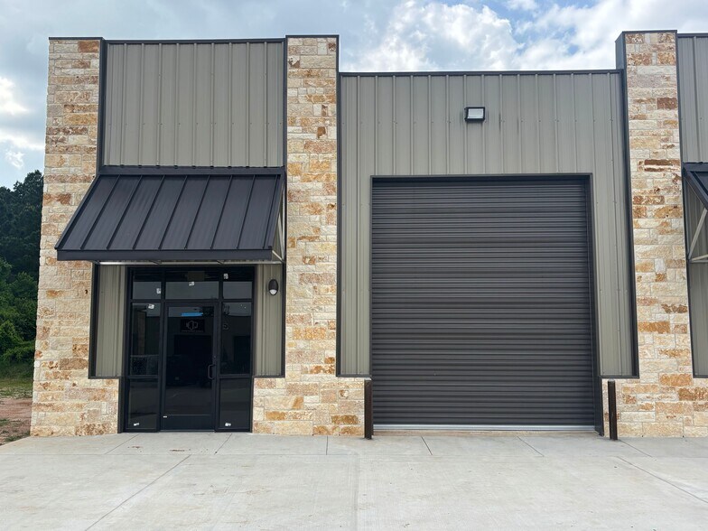 More Photos Of 1905 Longmire Rd, Conroe Unknown For Lease