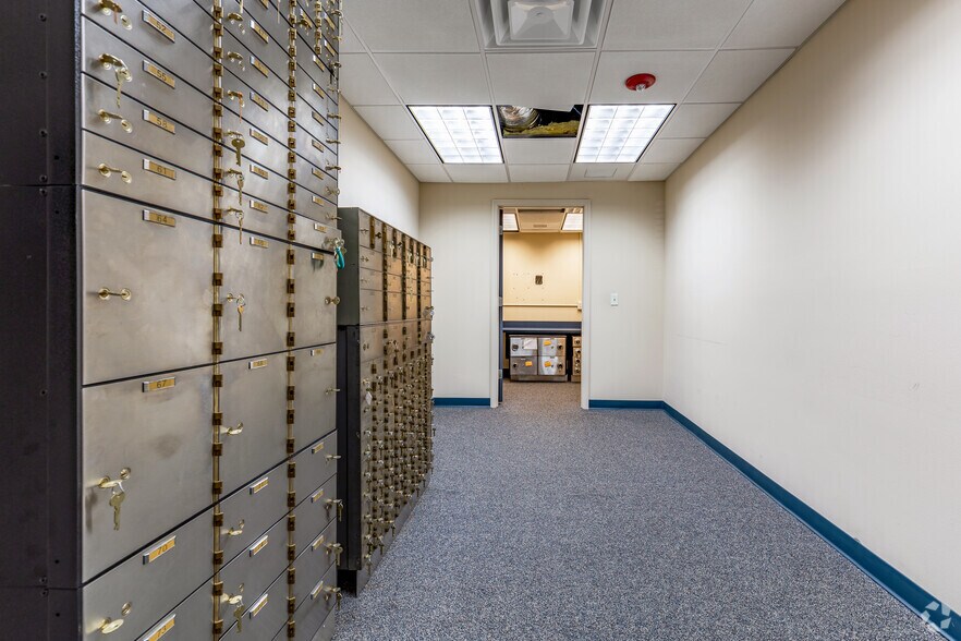 More Photos Of 2046 Bayshore Blvd, Dunedin Storefront Retail Office For Sale