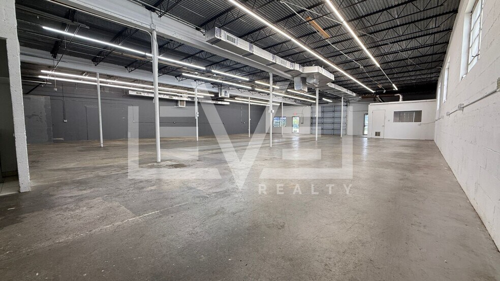 More Photos Of 3948 NE 5th Ave, Oakland Park Warehouse For Lease