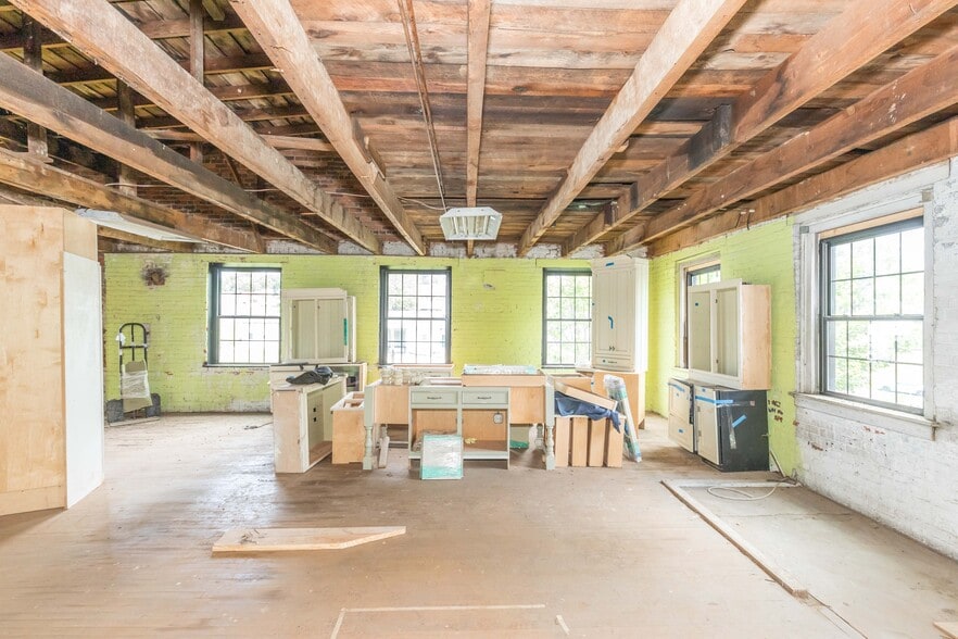 More Photos Of 1340 W Main St, Wytheville Loft Creative Space For Sale