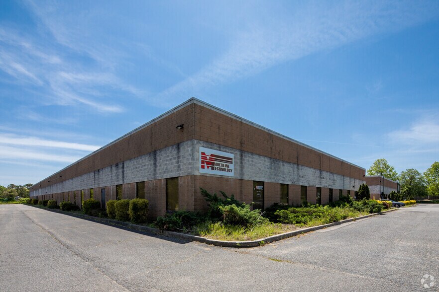 More Photos Of 1-100 Roebling Ct, Ronkonkoma Warehouse For Lease
