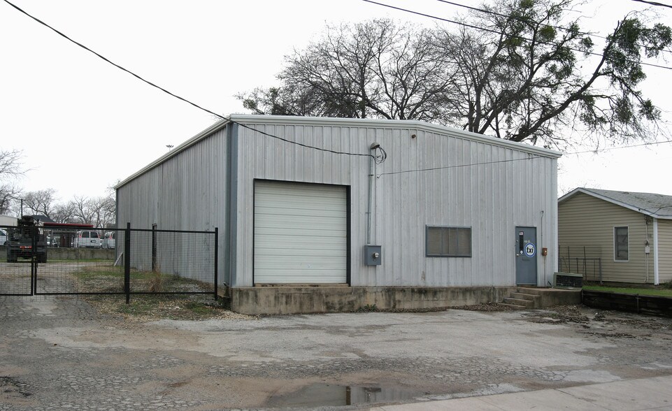 More Photos Of 2101 Delante St, Haltom City Warehouse For Lease