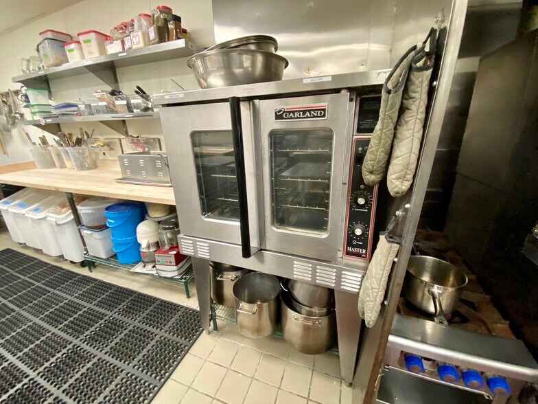 More Photos Of 826 Pico Blvd, Santa Monica Storefront For Sale