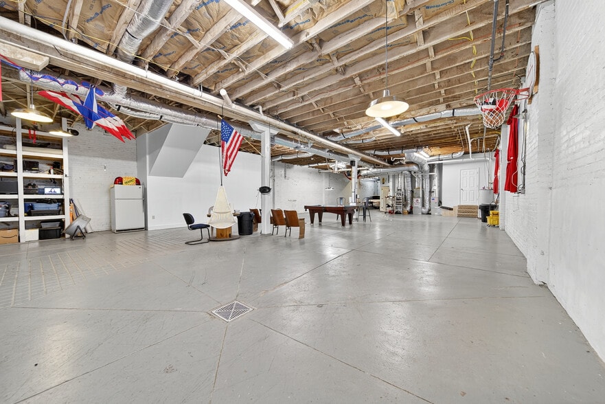 More Photos Of 109 7th Ave E, Springfield Flex For Sale