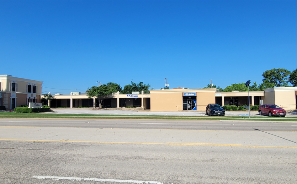 More Photos Of 1340 S main St, Grapevine Office For Sale