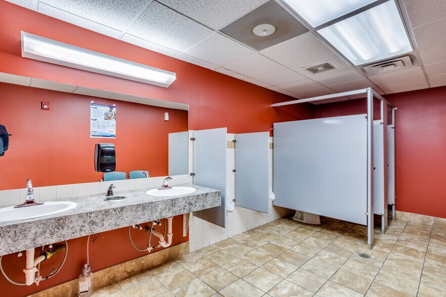 More Photos Of 500 W 1 St Ave, Hutchinson Office For Sale