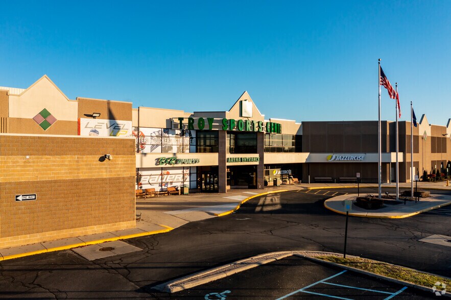 More Photos Of 1819 E Big Beaver Rd, Troy Unknown For Lease