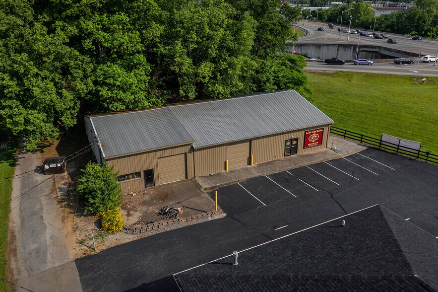 More Photos Of 654 Versailles Rd, Frankfort Showroom For Lease