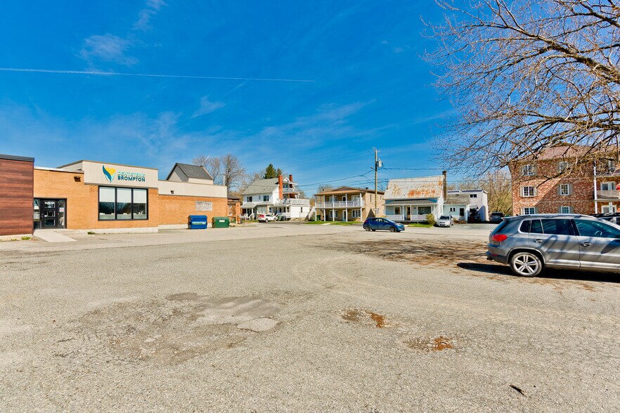 More Photos Of 22 Rue Saint-Joseph, Sherbrooke Drugstore For Lease