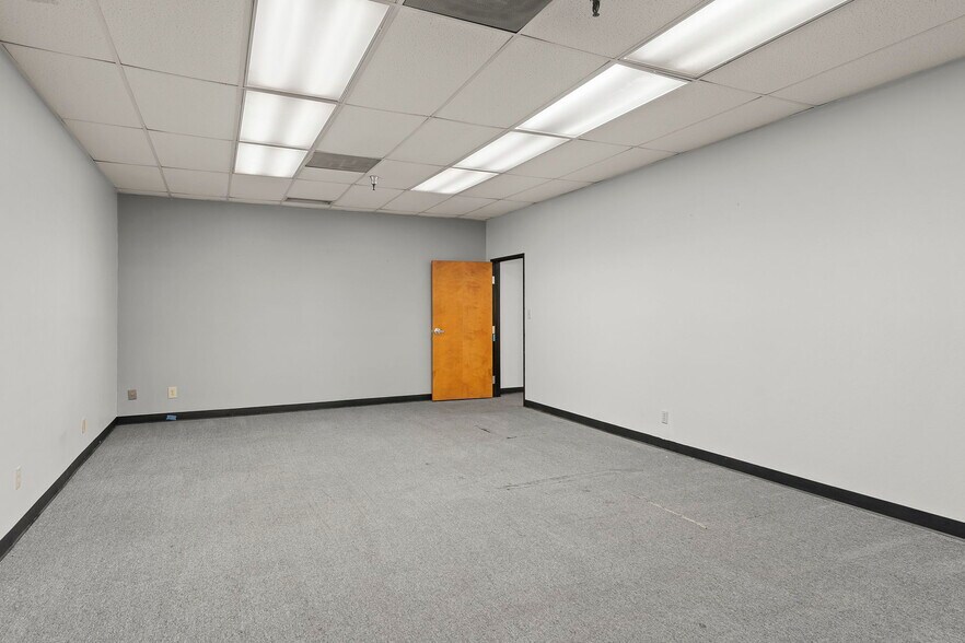 More Photos Of 802-808 Packer Way, Sparks Warehouse For Lease