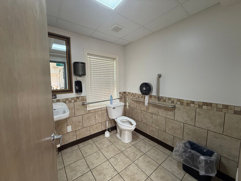 More Photos Of 33518 W Jefferson Ave, Rockwood Restaurant For Sale