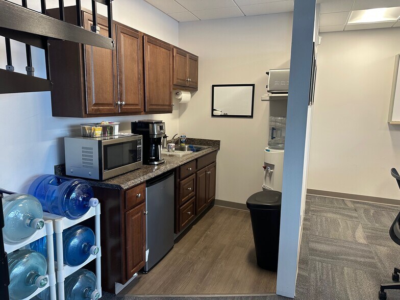 More Photos Of 246 Federal Rd, Brookfield Veterinarian Kennel For Sale