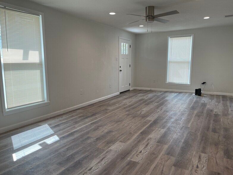 More Photos Of 629 S Gevers St, San Antonio Office For Sale