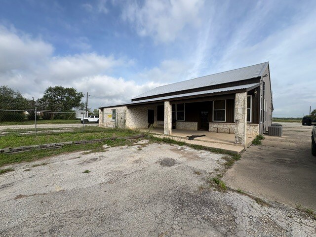 More Photos Of 1500 Simmons Ave, Jourdanton Warehouse For Sale