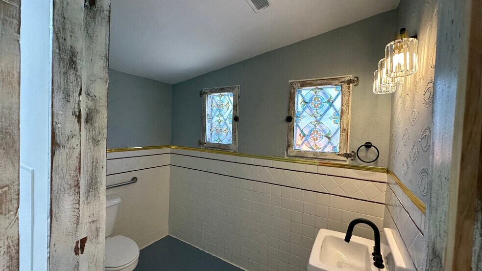 More Photos Of 111 S Dos Caminos Ave, Ventura General Retail For Lease