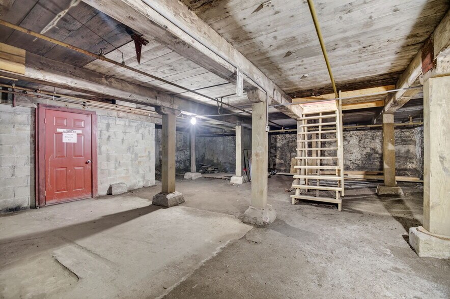 More Photos Of 420 Park St, Housatonic Flex For Sale