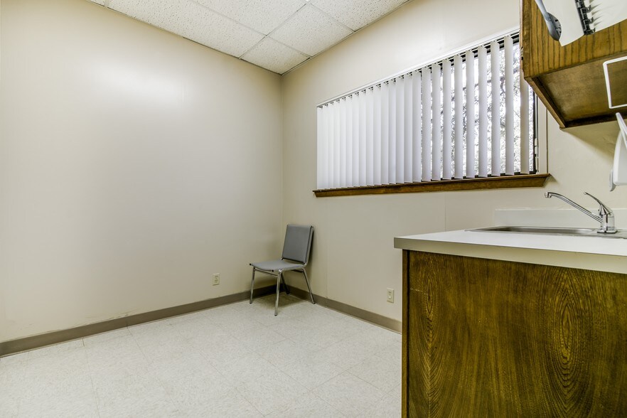 More Photos Of 2231 Peggy Ln, Garland Medical For Sale