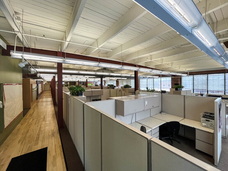 More Photos Of 1457 E 40th St, Cleveland Showroom For Lease