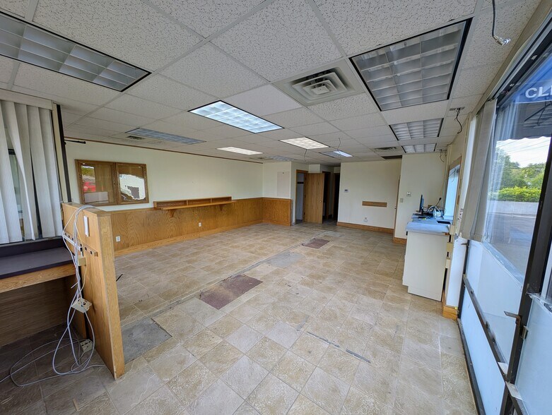 More Photos Of 55 Congress Ave, Bath Freestanding For Lease