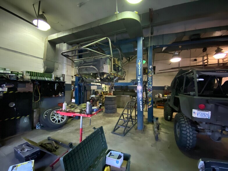 More Photos Of 29 Bridge St, Pelham Auto Dealership For Lease