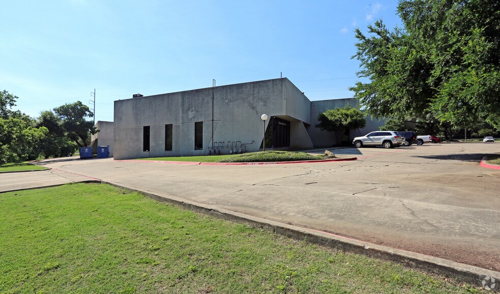 More Photos Of 1451 Empire Central Dr, Dallas Research And Development For Lease