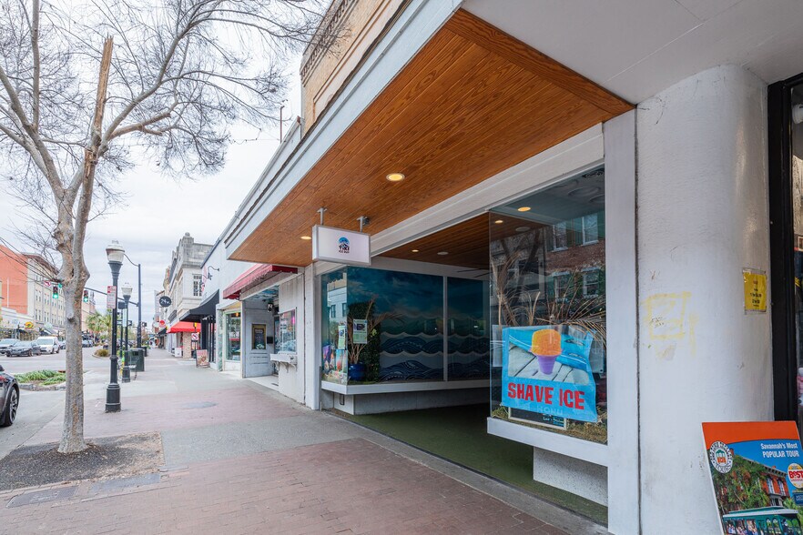 More Photos Of 110 E Broughton St, Savannah Storefront For Lease