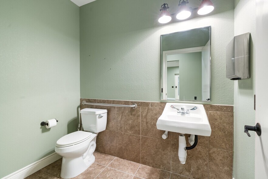 More Photos Of 18920 Freeport Dr, Montgomery Industrial For Sale