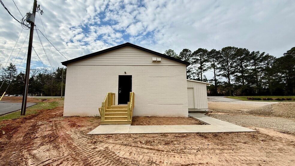 More Photos Of 1638 Chapin Road rd, Chapin Freestanding For Lease