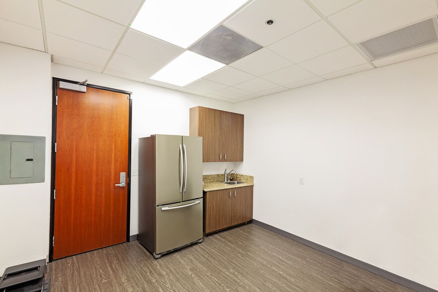 More Photos Of 2011 Palomar Airport Rd, Carlsbad Office For Lease