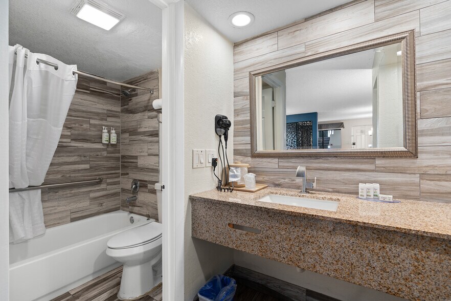 More Photos Of 3956 W Colonial Dr, Orlando Hotel For Sale