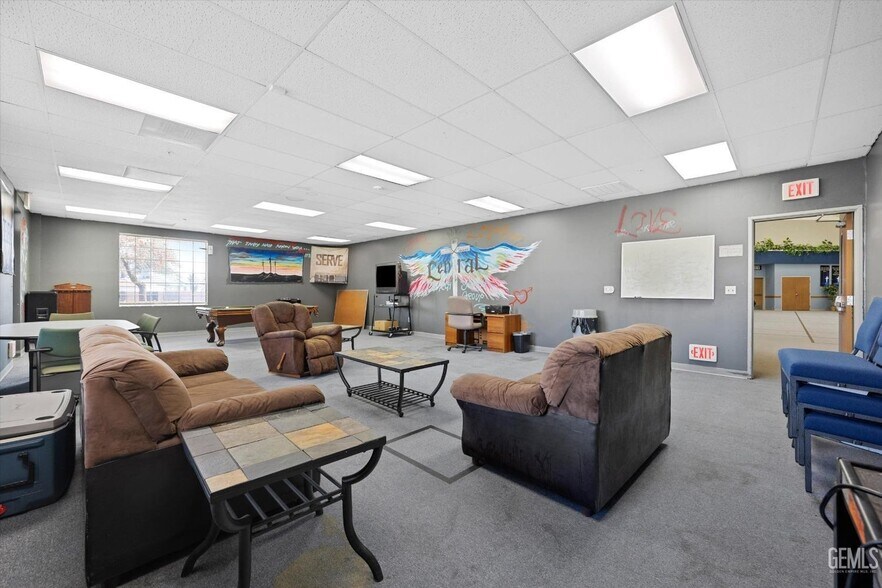 More Photos Of 425 S H St, Bakersfield Religious Facility For Sale